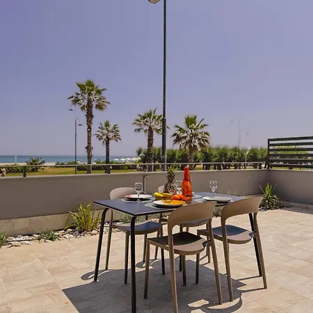 Beachfront, Stunning View And Parking Porto SantʼElpidio