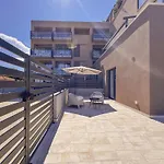 Beachfront, Stunning View And Parking *
