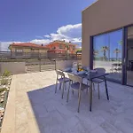 Beachfront, Stunning View And Parking 아파트