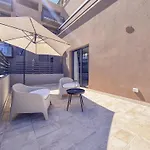 Beachfront, Stunning View And Parking Apartmán