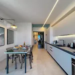 Beachfront, Stunning View And Parking Apartmán *
