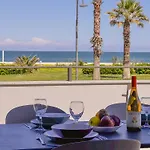 아파트 Beachfront, Stunning View And Parking *