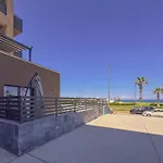 Beachfront, Stunning View And Parking 아파트 *