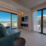 Beachfront, Stunning View And Parking 아파트