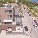 Beachfront, Stunning View And Parking 아파트 *