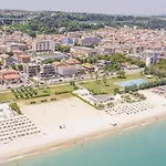 Beachfront, Stunning View And Parking Apartmán
