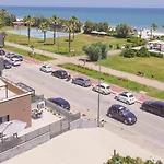 아파트 Beachfront, Stunning View And Parking