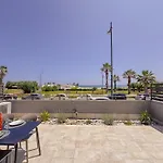 Beachfront, Stunning View And Parking Apartmán *