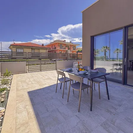 Lägenhet Beachfront, Stunning View And Parking