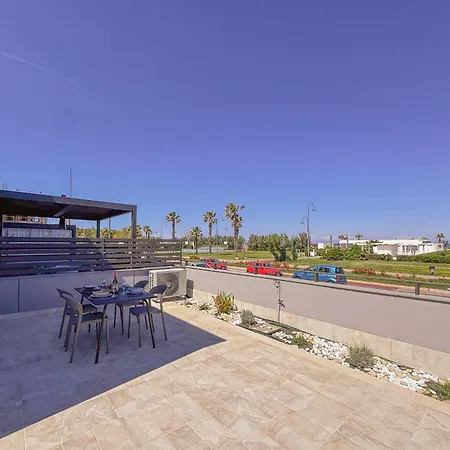 Beachfront, Stunning View And Parking Lägenhet *