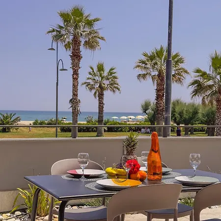 Apartamento Beachfront, Stunning View And Parking Porto SantʼElpidio