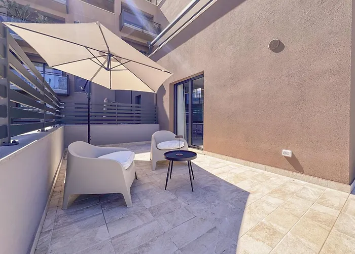 Beachfront, Stunning View&parking Apartment