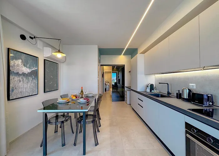 Beachfront, Stunning View&parking Apartment *