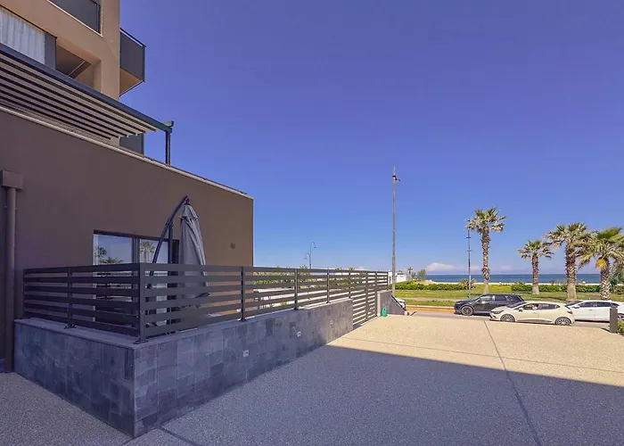 Beachfront, Stunning View&parking Apartment *