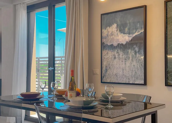 Beachfront, Stunning View&parking Apartment *