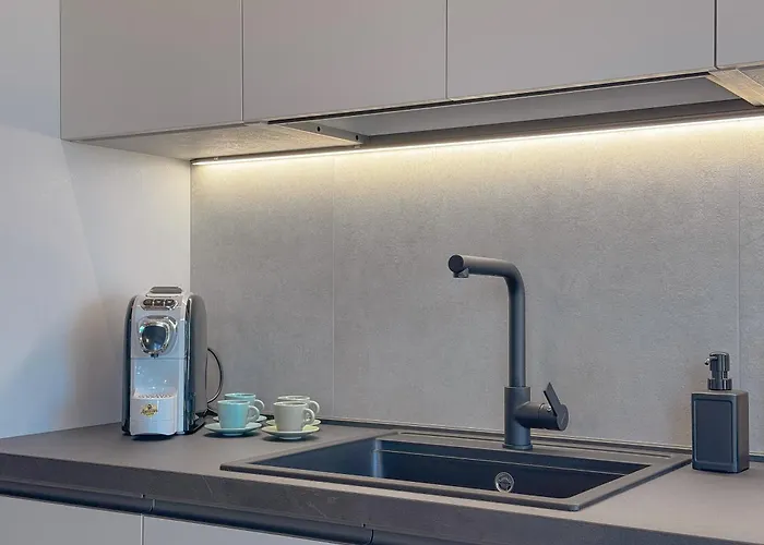 Beachfront, Stunning View&parking Apartment