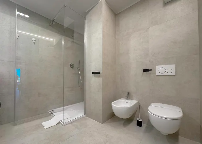 Beachfront, Stunning View&parking Apartment *
