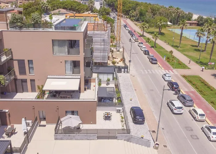 Beachfront, Stunning View&parking Apartment *