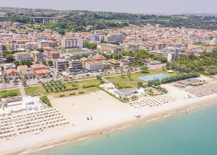 Beachfront, Stunning View&parking Apartment